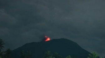 Gunung Ibu Erupsi Malam Ini! Abu Vulkanik Setinggi 400 Meter Sembur ke Udara