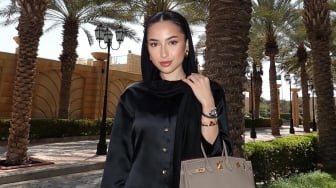 Dukung Justin Hubner Jelang Laga Lawan Arab Saudi, Gaya Hijab Jennifer Coppen di Jeddah Disorot