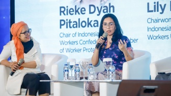 Politikus Rieke Diah Pitaloka memberikan pemaparan dalam sesi talkshow dan workshop saat acara Local Media Summit (LMS) 2025 di Hotel JW Marriot, Jakarta, pada Rabu (8/10/2025). [Suara.com/Alfian Winanto]
