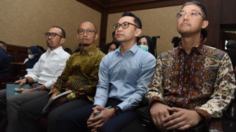 Terdakwa kasus dugaan korupsi tata kelola minyak mentah dan produk kilang pada PT Pertamina Riva Siahaan (kiri), Sani Dinar Saifuddin (kedua kiri), Maya Kusmaya (kedua kanan), dan Edward Corne (kanan) menunggu dimulainya sidang dakwaan di Pengadilan Tipikor, Jakarta, Kamis (9/10/2025). ANTARA FOTO/Indrianto Eko Suwarso/nym]
