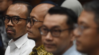 Terdakwa kasus dugaan korupsi tata kelola minyak mentah dan produk kilang pada PT Pertamina Riva Siahaan (kiri), Sani Dinar Saifuddin (kedua kiri), Maya Kusmaya (kedua kanan), dan Edward Corne (kanan) menunggu dimulainya sidang dakwaan di Pengadilan Tipikor, Jakarta, Kamis (9/10/2025). [ANTARA FOTO/Indrianto Eko Suwarso/nym]