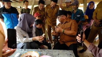 Bupati Gowa Pastikan Bocah Viral Pemakan Singkong Bakar Terima Bantuan Pemerintah