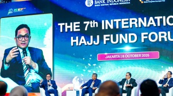Kepala BPKH Fadlul Imansyah (kiri) saat menjadi pembicara dalam The 7th International Hajj Fund Forum, pada Kamis (8/10/2025). [Handout]