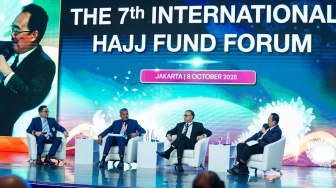 (dari kiri ke kanan) Kepala Badan Pelaksana BPKH Fadlul Imansyah, Founder Tazkia University Safii Antonio, Executive Director Operation Lembaga Tabung Haji Malaysia Datuk Mohamed Ameen Abdul Wahab, Pakistan Hajj Mission Saudi Arabia Abdul Wahab Soomro dalam The 7th International Hajj Fund Forum, pada Kamis (8/10/2025). [Handout]