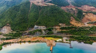 Foto udara proyek reklamasi saat penyegelan kawasan PT. Alngit Raya di Desa Wailukum, Kecamatan Kota Maba, Kabupaten Halmahera Timur, Maluku Utara, Kamis (9/10/2025).  [ANTARA FOTO/Andri Saputra/nym]