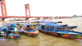 Sehari Jadi Wong Kayo: Sensasi Menyewa Perahu Getek Menyusuri Sungai Musi di Palembang