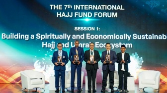 (dari kiri ke kanan) Kepala Badan Pelaksana BPKH Fadlul Imansyah, Founder Tazkia University Safii Antonio, Executive Director Operation Lembaga Tabung Haji Malaysia Datuk Mohamed Ameen Abdul Wahab, Pakistan Hajj Mission Saudi Arabia Abdul Wahab Soomro dalam The 7th International Hajj Fund Forum, pada Kamis (8/10/2025). [Handout]