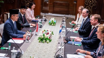 Menteri Luar Negeri Sugiono (kiri) berbincang dengan Menteri Luar Negeri Belanda David Van Weel (kedua kanan) saat pertemuan bilateral di Gedung Pancasila, Kementerian Luar Negeri, Jakarta, Kamis (9/10/2025). [ANTARA FOTO/Bayu Pratama S/nym]