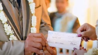 Viral Pernikahan Gadis dan Kakek di Pacitan dengan Mahar Cek Rp3 Miliar, Benarkah?