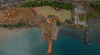 Foto udara proyek reklamasi saat penyegelan kawasan PT. Alngit Raya di Desa Wailukum, Kecamatan Kota Maba, Kabupaten Halmahera Timur, Maluku Utara, Kamis (9/10/2025).  [ANTARA FOTO/Andri Saputra/nym]