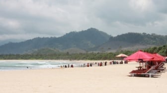 Pantai Pulau Merah: Kombinasi antara Sunset Indah dan Berselancar