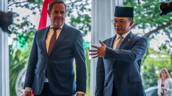 Menteri Luar Negeri Sugiono (kanan) menyambut Menteri Luar Negeri Belanda David Van Weel (kiri) sebelum pertemuan bilateral di Gedung Pancasila, Kementerian Luar Negeri, Jakarta, Kamis (9/10/2025). [ANTARA FOTO/Bayu Pratama S/nym]