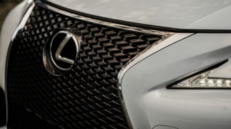 Lexus Milik Yai Mim Disorot, Berapa Biaya Bikin Pelat Nomor Cantik Mobil?