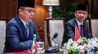 Menteri Luar Negeri Sugiono (kiri) memberikan sambutan saat pertemuan bilateral dengan Menteri Luar Negeri Belanda David Van Weel di Gedung Pancasila, Kementerian Luar Negeri, Jakarta, Kamis (9/10/2025). [ANTARA FOTO/Bayu Pratama S/nym]