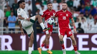 Entah Apa yang Dipikirkan, Kluivert Paksa 2 Gelandang Uzur untuk Bertarung Kontra Arab Saudi