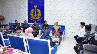 Seskab Teddy Sampaikan Santunan dari Prabowo untuk Keluarga Prajurit yang Gugur Jelang HUT ke-80 TNI