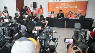 Ketua Umum Federasi Gimnastik Indonesia (FGI) Ita Yuliati (kanan), Ketua Umum Komite Olimpiade Indonesia (NOC Indonesia) Raja Sapta Oktohari (kiri) menyampaikan keterangan pers jelang 53rd FIG Artistic Gymnastics World Championship 2025 di Indonesia Arena, Kompleks GBK, Senayan, Jakarta, Jumat (10/10/2025). [ANTARA FOTO/Fauzan/nz]