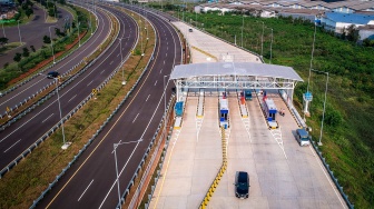 Foto udara pengendara mobil melintasi Tol Kamal-Teluknaga-Rajeg (Kataraja) di Kosambi, Kabupaten Tangerang, Banten, Kamis (9/10/2025). [ANTARA FOTO/Putra M. Akbar/bar]