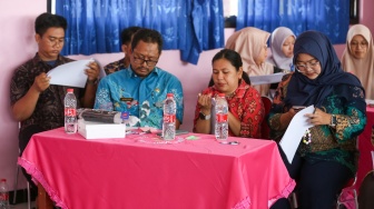Corporate Brand Management Lead Bank Jago Deviana (kiri) dan Certified Financial Planner & Sustainability Specialist Bank Jago Andhina Aryani melakukan swafoto bersama guru SDN 07, SDN 08, dan SMPN 117 Duren Sawit seusai acara edukasi keuangan guru jago Financial di Jakarta, Kamis (9/10/2025). [Handout]