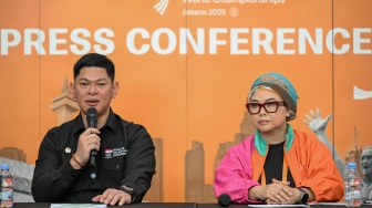 Ketua Umum Komite Olimpiade Indonesia (NOC Indonesia) Raja Sapta Oktohari (kiri) dan Ketua Umum Federasi Gimnastik Indonesia (FGI) Ita Yuliati (kanan) menyampaikan keterangan pers jelang 53rd FIG Artistic Gymnastics World Championship 2025 di Indonesia Arena, Kompleks GBK, Senayan, Jakarta, Jumat (10/10/2025). [ANTARA FOTO/Fauzan/nz]
