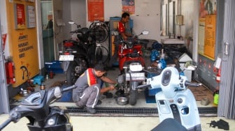 Petugas melakukan servis kendaraan di stasiun pengisian bahan bakar umum (SPBU) Shell, kawasan Salemba, Jakarta, Jumat (10/10/2025). [Suara.com/Alfian Winanto]