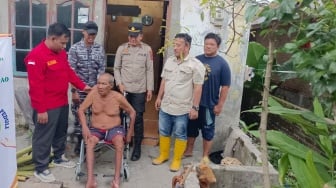 Sinergi Socfindo, TNI-Polri, Serahkan Kursi Roda untuk Warga Stroke di Sergai