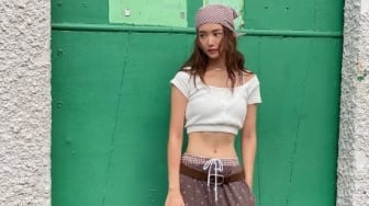 Biar Nggak Monoton! 5 OOTD Crop Top June Plearnpichaya yang Super Trendy