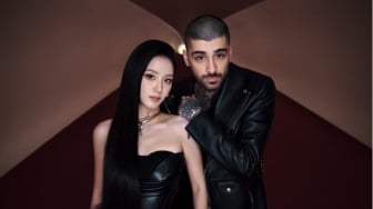 Jisoo dan Zayn Jatuh Cinta Tanpa Memandang Masa Lalu di Lagu Eyes Closed