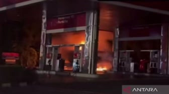 Duar! Detik-detik Mengerikan Truk Tangki BBM Terbakar di SPBU Kemanggisan Jakbar, Apa Pemicunya?