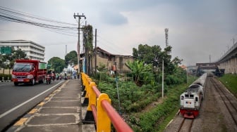 Rangkaian kereta api (KA) commuter line Bandung Raya melintas di Stasiun Gadobangkong, Kabupaten Bandung Barat, Jawa Barat, Sabtu (11/10/2025). [ANTARA FOTO/Abdan Syakura/rwa]