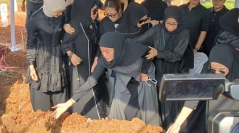 Ikatan Batin Tak Terganti, Olla Ramlan Jadi Anak Bungsu yang Sangat Dekat dengan Ibu