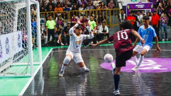 Pemain tim futsal SMA Negeri 10 Bekasi berhadapan dengan kiper tim futsal SMK Nusantara Jakarta Barat pada pertandingan final AXIS Nation Cup (ANC) 2025 di Istora Senayan, Jakarta, Sabtu (11/10/2025). [Suara.com/Alfian Winanto]