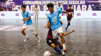 Pemain tim futsal SMK Nusantara Jakarta Barat berebut bola dengan tim futsal SMA Negeri 10 Bekasi pada pertandingan final AXIS Nation Cup (ANC) 2025 di Istora Senayan, Jakarta, Sabtu (11/10/2025). [Suara.com/Alfian Winanto]
