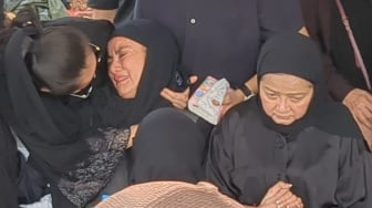 Ibu Meninggal Dunia, Olla Ramlan Kembali Pingsan Saat Pemakaman