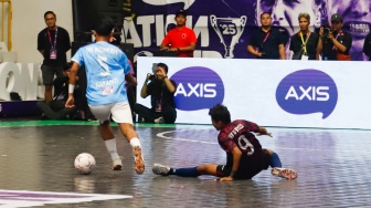 Pemain tim futsal SMA Negeri 10 Bekasi berebut bola dengan tim futsal SMK Nusantara Jakarta Barat pada pertandingan final AXIS Nation Cup (ANC) 2025 di Istora Senayan, Jakarta, Sabtu (11/10/2025). [Suara.com/Alfian Winanto]