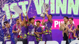 Tim futsal putra SMK Nusantara Jakarta Barat mengangkat piala sebagai juara pertama AXIS Nation Cup (ANC) 2025 di Istora Senayan, Jakarta, Sabtu (11/10/2025). [Suara.com/Alfian Winanto]