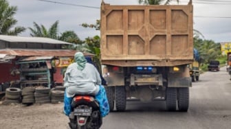 Jangan Jalan Malam? 10 'Hukum Rimba' Jalan Lintas Sumatera yang Wajib Kamu Tahu