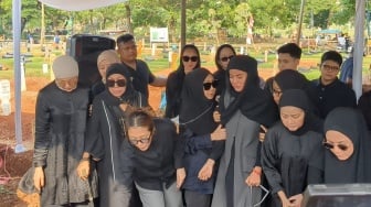 Unggahan Pertama Olla Ramlan Setelah Kepergian Ibunda Tercinta