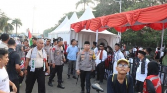 Polisi Berpeci Hitam Kawal Aksi Bela Palestina, Pesannya Bikin Adem Ribuan Massa di Monas