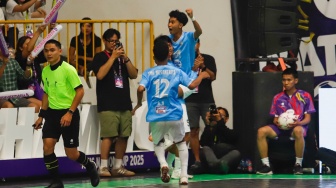 Pemain tim futsal SMK Nusantara Jakarta Barat berselebrasi usai mencetak gol ke gawang tim futsal SMA Negeri 10 Bekasi pada pertandingan final AXIS Nation Cup (ANC) 2025 di Istora Senayan, Jakarta, Sabtu (11/10/2025). [Suara.com/Alfian Winanto]