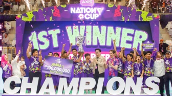 Ketua Umum Federasi Futsal Indonesia Michael Sianipar (tengah) didampingi Chief Marketing Officer XLSMART Alfons Bosch Sansa (keenam kanan) menyerahkan piala kepada tim futsal putra SMK Nusantara Jakarta Barat sebagai juara pertama AXIS Nation Cup (ANC) 2025 di Istora Senayan, Jakarta, Sabtu (11/10/2025). [Suara.com/Alfian Winanto]