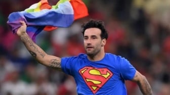 Superman Masuk Lapangan, Bawa Pesan Free Gaza di Laga Norwegia vs Israel