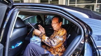 Sultan HB X Cuek Mobilnya Disalip Pejabat saat di Lampu Merah: 'Wong Saya Bisa Nyupiri Sendiri Kok!'