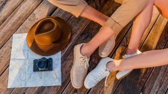 5 Rekomendasi Sepatu Traveling yang Nyaman, Cocok Dipakai untuk Segala Medan