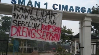 Dugaan Penamparan Picu Protes, Ratusan Siswa SMAN 1 Cimarga Mogok Sekolah Tuntut Kepsek Mundur,