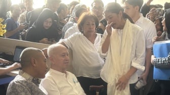 Putusan Hakim Tolak Praperadilan, Istri Nadiem Terlihat Menahan Air Mata