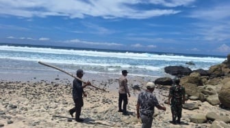 Tragedi Pantai Modangan: Abai Peringatan, 2 Wisatawan Surabaya Hilang, 1 Tewas Terjepit Karang