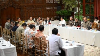 Survei Setahun Pemerintahan Prabowo: Sorotan Tajam Media Digital pada Janji dan Realita Kebijakan