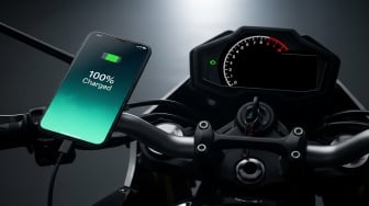Baterai HP Penuh, Aki Motor Malah Sekarat? Bongkar Tuntas Dosa Tersembunyi Ngecas di Motor