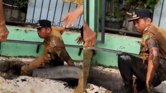 Detik-detik Lurah di Medan Didorong Warga hingga Jatuh ke Parit, Videonya Viral
